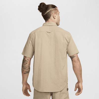 Nike Life Camisa de manga corta con botones de tejido seersucker - Hombre