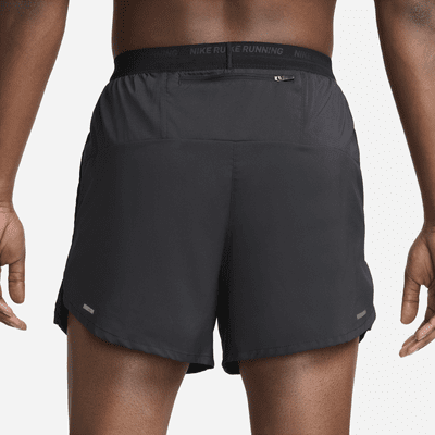 Nike Stride Dri-FIT 13 cm-es, belső rövidnadrággal bélelt férfi futórövidnadrág