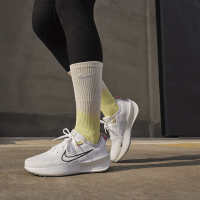 Tenis de correr en pavimento para mujer Nike Interact Run