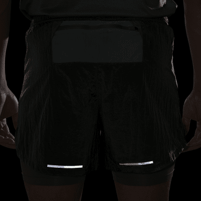 Shorts de correr Dri-FIT de 13 cm repelentes al agua 2 en 1 para hombre Nike Stride Running Division