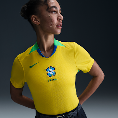 Camisa Brasil 2025 Home — close da frente com brasão centralizado e Swoosh verde