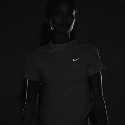 Haut de running à manches courtes Nike Running Division Dri-FIT ADV pour femme