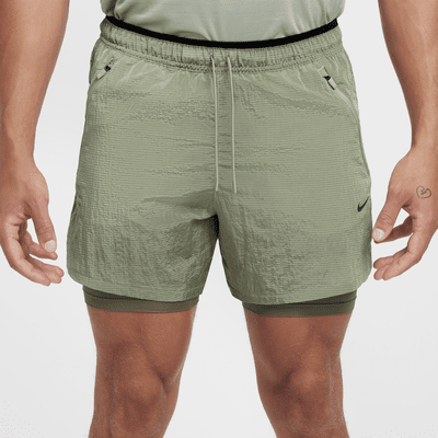 Shorts de correr Dri-FIT de 13 cm repelentes al agua 2 en 1 para hombre Nike Stride Running Division