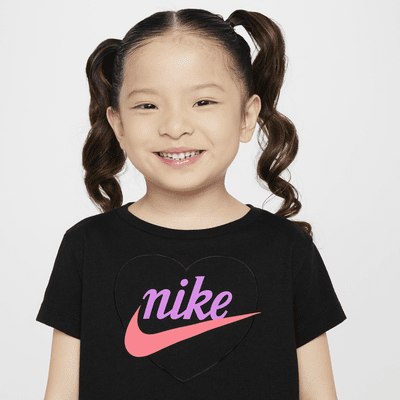 Playera con gráfico de corazón infantil Nike New Impressions