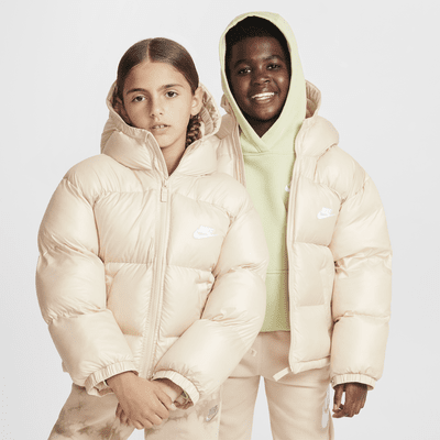 Nike Sportswear Heavyweight Synthetic Fill EasyOn Therma-FIT Repel lockere Jacke mit Kapuze für ältere Kinder