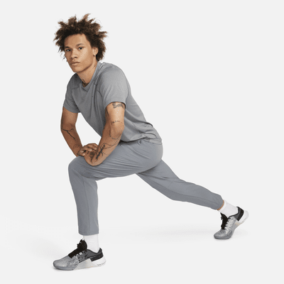 Pants versátiles Dri-FIT de pierna entallada para hombre Nike Unlimited