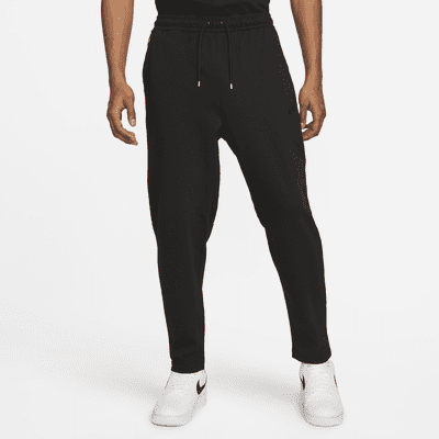 Pantaloni leggeri con orlo aperto Nike Sportswear – Uomo. Nike IT