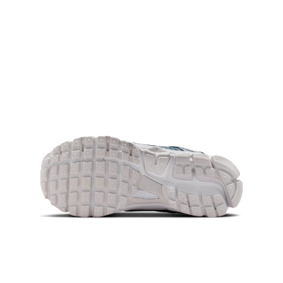 Tenis con detalles reflejantes para niños grandes Nike Vomero 5