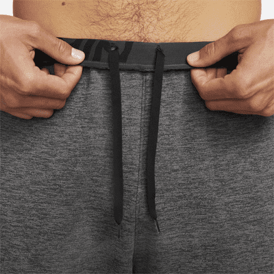 Pants de fitness con dobladillo abierto Therma-FIT para hombre Nike ...