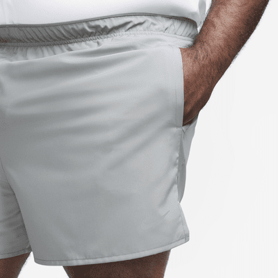 Shorts de correr Dri-FIT de 13 cm con forro de ropa interior para hombre Nike Challenger