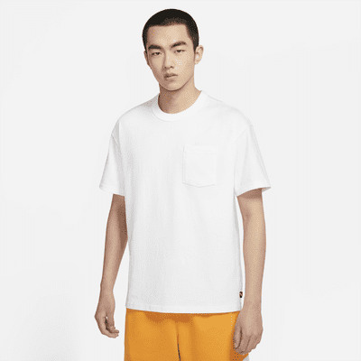 เสื้อยืดผู้ชายมีกระเป๋า Nike Sportswear Premium Essentials