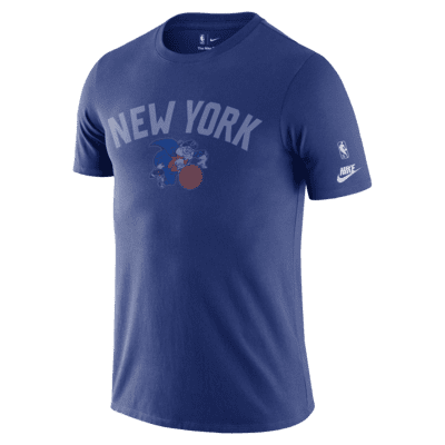 New York Knicks Essential Men's Nike NBA Logo T-Shirt. Nike LU