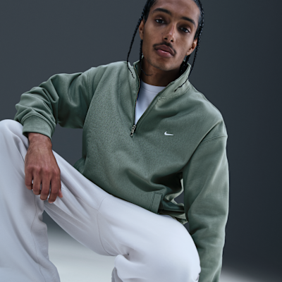 Playera de tejido Fleece con cierre de un cuarto para hombre Nike Solo Swoosh