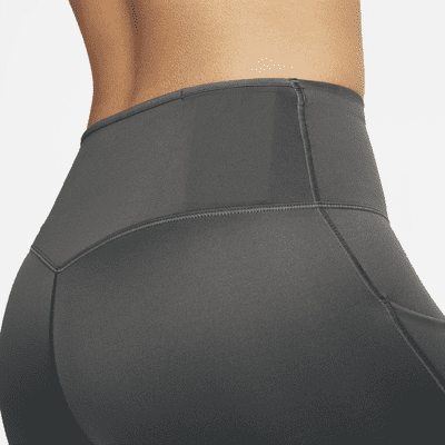 Leggings cortos de tiro medio y sujeción firme con bolsillos para mujer Nike Go