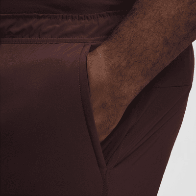 Shorts versátiles sin forro Dri-FIT de 13 cm para hombre Nike Unlimited