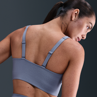 Vadderad sport-BH Nike Alate med mediumstöd i lång design för kvinnor