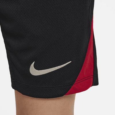 Shorts de fútbol de tejido Knit Nike Dri-FIT para niños talla grande Liverpool FC Strike