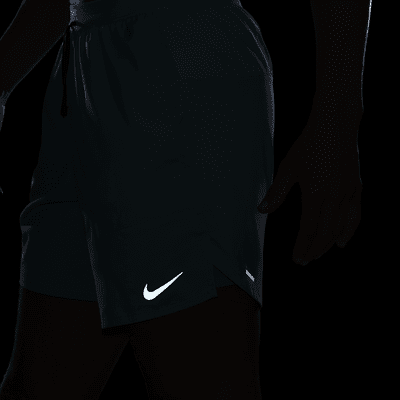 Nike Stride Dri-FIT 18 cm-es, 2 az 1-ben férfi futórövidnadrág