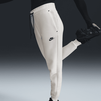 Nike Sportswear Tech Fleece joggebukse med mellomhøyt liv til dame