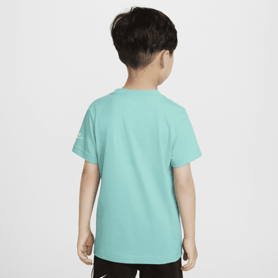 Playera Evergreen para niños talla pequeña Nike Futura