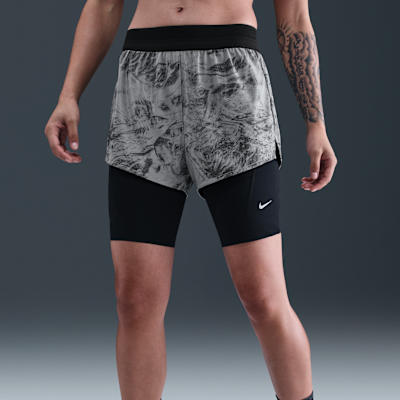 Shorts da running 2 in 1 a vita media con dettagli dal design rifrangente Nike Swift – Donna