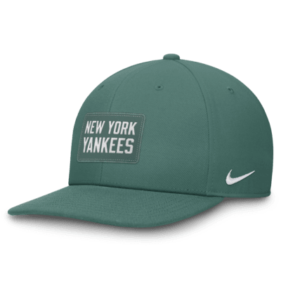 Gorra ajustable Nike Dri-FIT de la MLB para hombre New York Yankees Bicoastal Pro