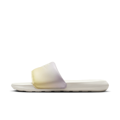 Ciabatta con stampa Nike Victori One – Donna