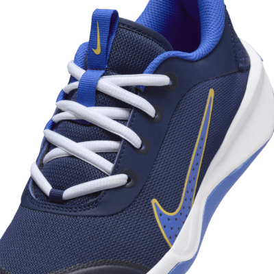 Nike Omni Multi-Court Hallenschuh für ältere Kinder