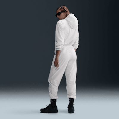Pantalon de jogging ample taille mi-haute avec protection UV Nike Sportswear Classic Wovens pour femme