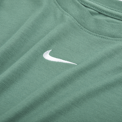 เสื้อยืดเอวลอยทรงเข้ารูปผู้หญิง Nike Sportswear Essential