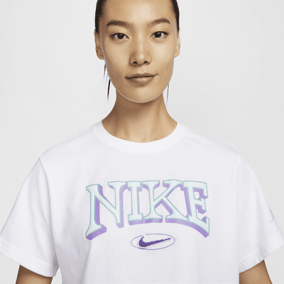 เสื้อยืดเอวลอยแขนสั้นผู้หญิงทรงหลวม Nike Sportswear