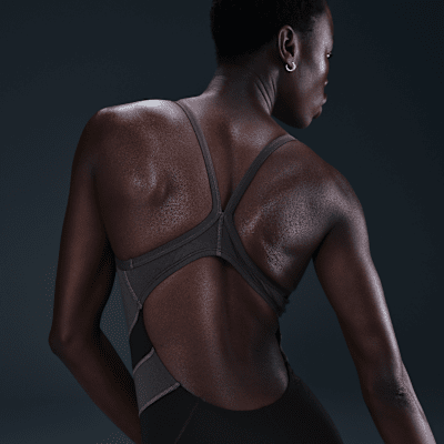 Traje de baño de una pieza con espalda deportiva para mujer Nike Swim HydraStrong Vex Color-Block