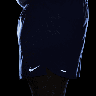 Nike Stride Dri-FIT 13 cm-es, belső rövidnadrággal bélelt férfi futórövidnadrág