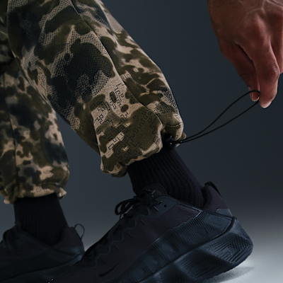 Pants de tejido Fleece camuflajeados con dobladillo abierto para hombre Nike Tech