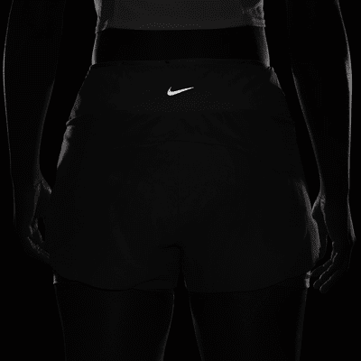 Shorts da running 2-in-1 a vita media con tasche 8 cm Nike Dri-FIT Swift – Donna