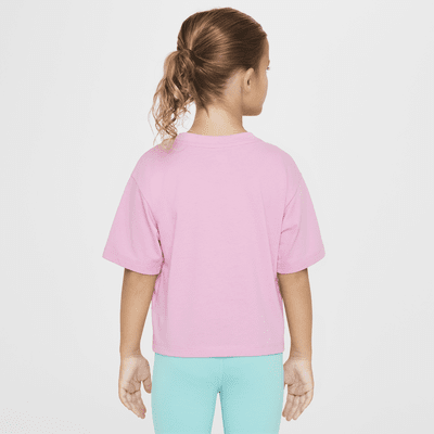 Playera de corte cuadrado para niños talla pequeña Nike Club