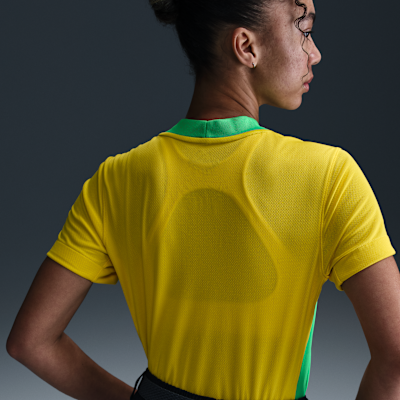 Costas da camisa Brasil 2025 com painel respirável em formato triangular