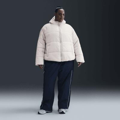 Dámská volná bunda Therma-FIT Nike Sportswear Classic Puffer s kapucí (větší velikost)