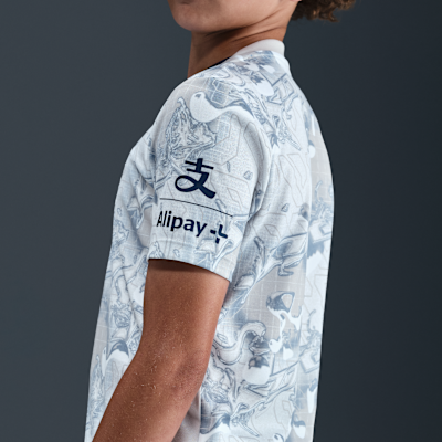 Tottenham Hotspur Academy Pro hazai Nike Dri-FIT mérkőzés előtti, rövid ujjú futballfelső nagyobb gyerekeknek