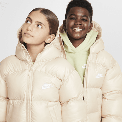 Nike Sportswear Heavyweight Synthetic Fill EasyOn Therma-FIT Repel lockere Jacke mit Kapuze für ältere Kinder