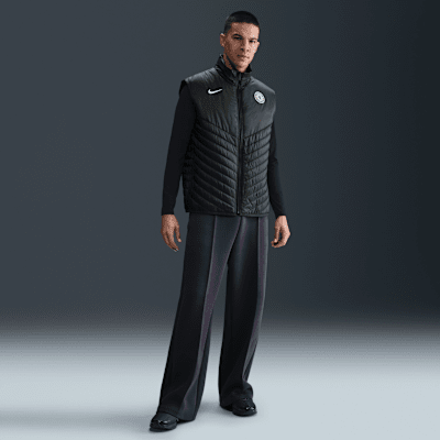 Chelsea FC Windrunner Nike Therma-FIT Orta Ağırlıktaki Şişme Erkek Futbol Yeleği
