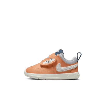 Oranje schoenen en sneakers.