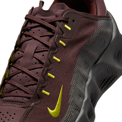 ナイキ エイバ ローバー シューズ リフレクティブ（再帰反射）デザインのアクセント付き