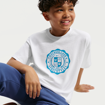 Playera Max90 para niños talla grande Nike Club x Doernbecher Freestyle