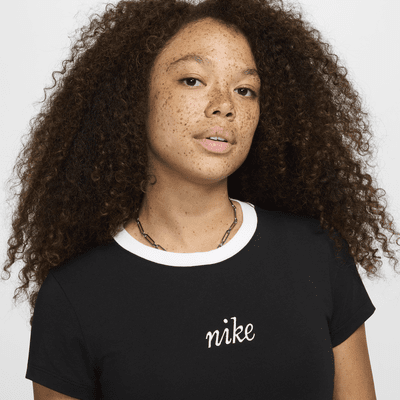 Maskinstrikket kort Nike Sportswear Chill-T-shirt med slank pasform til kvinder