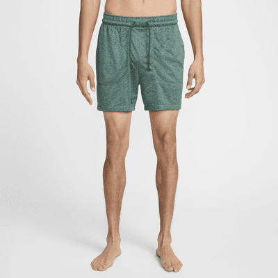 Shorts sin forro Dri-FIT de 13 cm para hombre Nike Yoga