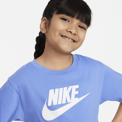 Playera de corte cuadrado para niños talla pequeña Nike Club