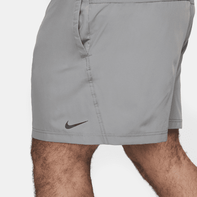 Shorts versátiles Dri-FIT de 13 cm sin forro para hombre Nike Form