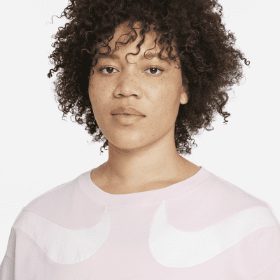 Playera corta para mujer (talla grande) Nike Sportswear Swoosh