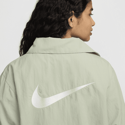 Chamarra de entrenador oversized de tejido Woven UV para mujer Nike Sportswear Essential